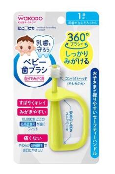 【メーカー・ブランド名】 和光堂 にこピカ（アサヒグループ食品） 【商品説明】 前歯が生えそろった頃から始める歯みがきトレーニングにおすすめのベビー歯ブラシです。 360°ブラシを採用しているため、どの角度からでも磨きやすく、歯ブラシに慣れていないお子さまでも効率よく歯垢を除去できます。 10,000本以上の超極細毛が歯と歯ぐきにやさしくフィットし、デリケートなお口の中をやさしくケアします。 小さなお口に合わせたコンパクトヘッドと、のど突きを防止するセーフティ構造で安心して使用できます。 【対象年齢】 1歳頃から（前歯が生えそろったら） 【毛のかたさ】 やわらかめ 【材質】 柄：ポリプロピレン 毛：ナイロン 【特長】 ・360°リングブラシ採用 ・10,000本以上の超極細毛 ・コンパクトヘッドで磨きやすい ・のど突き防止に配慮した安全設計 ・握りやすいハンドル形状 ・歯みがきトレーニングに最適 【サイズ】 個装サイズ：約90×160×40mm 個装重量：約22g 【原産国】 日本 【注意事項】 ・歯みがき以外の用途には使用しないでください。 ・歯ブラシをくわえたまま遊ばせないでください。 ・必ず保護者の監督のもとでご使用ください。 ・使用後はよく洗い、水気を切って保管してください。 ・毛先が傷んだ場合は新しいものに交換してください