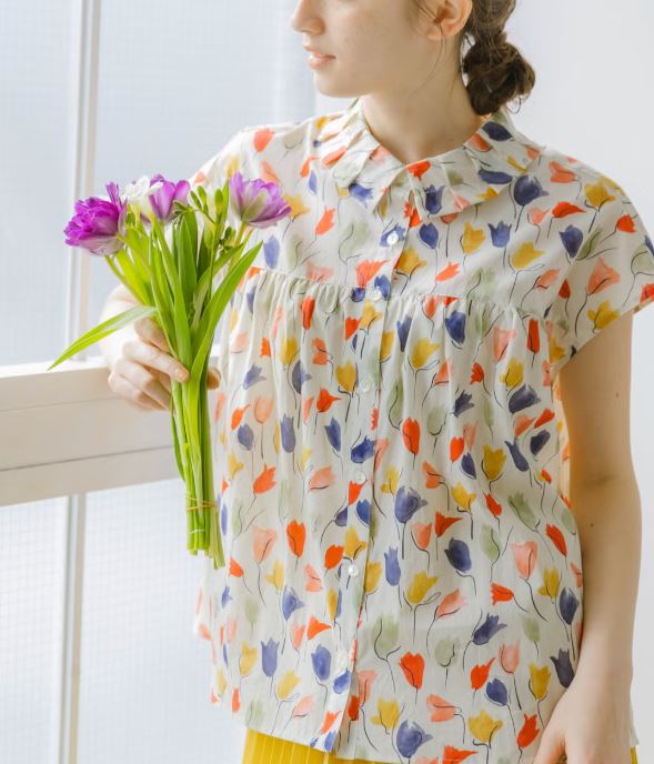 樂天商城 - sosotto（ソソット）LIBERTY リバティ　タック衿 フレンチスリーブブラウス Tulip Shadowチューリップ・シャドー(オフ×レッド系)　　日本製