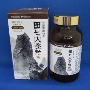 ■原材料：田七人参末、乳糖、澱粉、ショ糖脂肪酸エステル、セラック 　田七人参末　92 ％ ■内容量：300mg×270粒(瓶入り） ■お召し上がり方 　1日：6〜9粒を目安に数回に分けて、水またはお湯と一緒にお召し上がりください。 　1瓶：約30〜45日分 　1日約1.8g〜2.7gを目安にお取りいただく事をお勧めいたします。 ■保存方法 　◆開封後はしっかりとふたを閉めてください。 　◆開封後はなるべく早めにお召し上がりください。 　◆幼児の手の届かない所に保存してください。最上級田七人参を使用した、単味剤の丸型粒。 特定非営利活動法人(NPO法人)統合医療推進会賛助会員 田七人参は、中国雲南省を主産地とするウコギ科ニンジン属の多年生草本で、学名を 「Panax　notoginseng」といいます。 特に最上質の田七人参は「サポニン」の含有量が 多く、その他の成分もバランスよく含まれております。 田七人参粒は、この田七人参の粉末を粒状にして食べやすくしたものです。