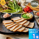 信頼できる食材 韓国豚肉料理 簡単に作れるボッサム ボッサムミールキット 本場韓国のボッサム 簡単に作れる韓国本場の味 冷蔵ミールキット商品情報 商品名 【クックイージー】手作りボッサム（580g） 内容量 560g（・ボッサム肉（豚） ・サニーレタス ・大根キムチ ・アミの塩辛 ・唐辛子、にんにく ・サムジャン）x 1個 原材料 豚肉（カナダ）にんにくセット（にんにく、唐辛子）、サニーレタス、サムジャン（味噌、水飴、小麦粉、砂糖、たまねぎ、 食塩、唐辛子粉、小麦、脱脂大豆粉、しいたけエキス、にんにくエキス、ごま、大豆粉、野菜スープ粉末、ごま油、ぶどう糖、麹） ／酒精、香料、（一部に豚肉・ごま・小麦・大豆を含む） 栄養成分（100g）当たり エネルギー（熱量）194kcal、タンパク質 12.2g、脂質 12.5g、炭水化物 8.2g、食塩相当量 0.76g 本品に含まれるアレルギー物質 豚肉、ごま、小麦、大豆 ※「本製品の製造ラインでは、卵、乳成分、落花生、大豆、小麦、トマト、桃、エビ、豚肉、さば、かに、そば、くるみ、牛肉、鶏肉、いか、牡蠣、あわび、ムール貝を含む製品を製造しています。」 消費期限 9日間 保管方法 10℃以下で保存してください。 製造者 J&Hビジネス株式会社