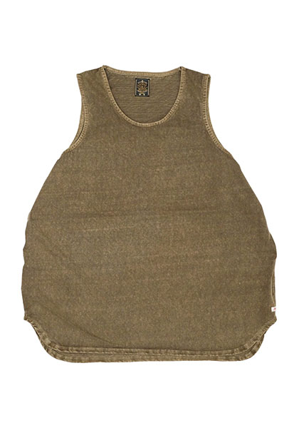 GYPSY&SONS ジプシーアンドサンズ BAGGY TANK TOP / タンクトップ 1950年代のバスケットボールのナンバリングユニフォームをベースにBAGGYタンクトップを1枚で着られるようにデザインされた、こだわりの一着です。 しっかりと編み込まれた天竺生地には16番手の単糸のリサイクルコットンと空紡糸を独自の割合で使用し糸の太さにこだわって編み立てています。 生地には2種の糸から生まれる素朴なムラ感があり自然なムラ感と肌触りの良さを楽しむことができます。 普段使いはもちろんサーフィンやスケート、アウトドアなど、様々なシーンに合わせてスタイリングすることができます。 夏場の一枚着としても、ロングシーズン活躍するアイテムです。 【生産国】日本 【素材】綿 100% サイズスペック 1(M) 着丈 71cm 身幅 56cm 2(L) 着丈 74cm 身幅 60cm 着用 2(L) 176cm 180cm