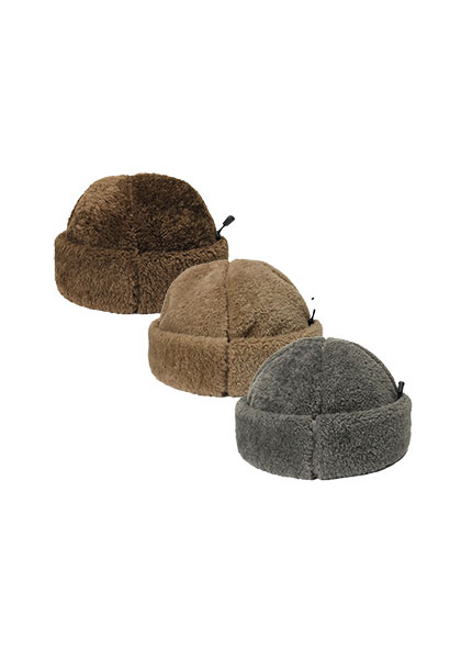 halo commodity ハロ コモディティ Kuna Fleece Cap 軽くて柔らかい肌触りのボアを使用したキャップ。 優れた保温性と快適な着用感。 深さのある4枚ハギのパターンと程よいボリュームが、バランスの取れたシルエットに仕上がってます。 折り返し部分は下げることで耳まで覆え、防寒性を強化。外側に配置したドローコードで、被ったままでもスムーズにサイズ調整が可能。 Quality: Polyester 100% / Lining：Polyester100％ 【お手入れ方法】 ・40度以下の水またはぬるま湯で手洗い（押し洗い）してください。 ・風通しの良い日陰で干してください。 【注意事項】 ・漂白剤の使用はしないでください。 ・タンブル乾燥はしないでください。 ・アイロンは使用しないでください。 ・ドライクリーニングはしないでください。 halo commodity : ハロコモディティ 機能性とファッション性をバランス良く調和させ、時と場所を選ばず、そのシーンに気兼ねなく使える帽子を提案しています。 自身の経験やユーザーのレポートに耳を傾け、毎シーズン少しずつ、常に進化させています。 ※ご利用のモニター環境により、実際の商品と色味が異なって見える場合がございます。あらかじめご了承くださいませ。 ※在庫が完売の際は、メーカーへ在庫状況を確認いたしますので、お気軽にお問い合わせください。 ※佐川急便以外の配送方法は日時指定ができませんので、予めご了承ください。