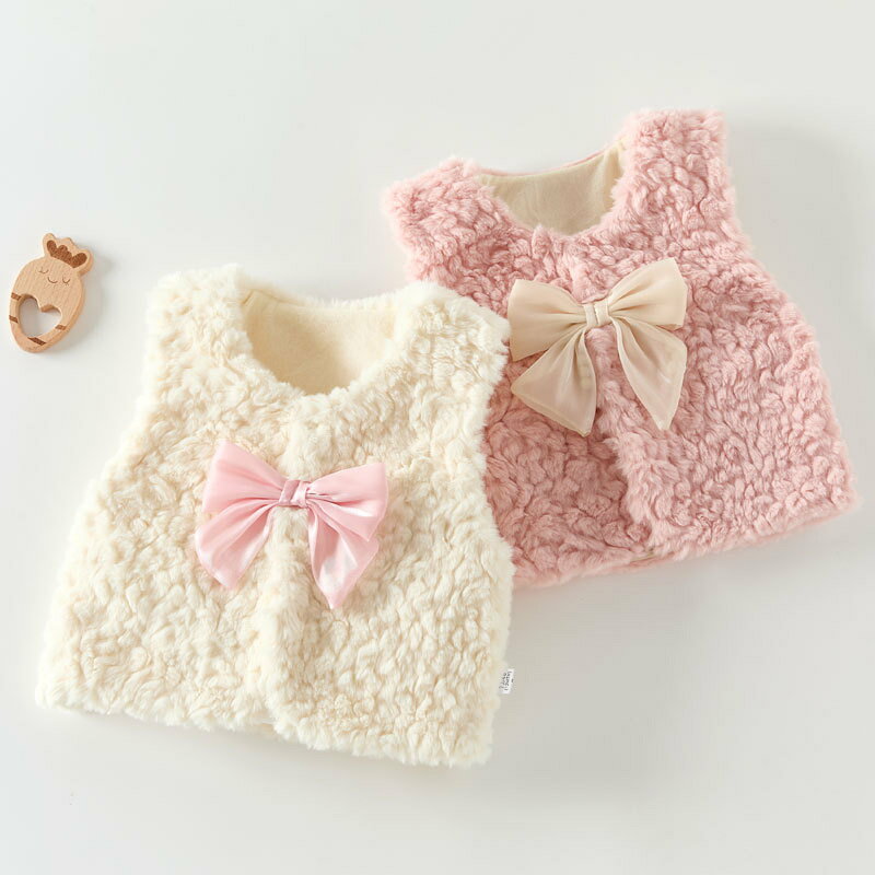 商品説明商品名ふわふわとしたボア素材に、大きなサテンリボンをあしらった女の子用ベビーベスト。 いつものロンパースやトップス、ワンピースに重ねるだけで、秋冬らしい可愛いコーデが完成します。 ノースリーブタイプなので腕を動かしやすく、袖まわりもすっきり。 お出かけや記念撮影、誕生日など、さまざまなシーンで活躍します。 ・ふんわり柔らかなボア素材 ・存在感のある大きなサテンリボン ・コーディネートしやすいノースリーブ ・内側はなめらかな裏地付き ・スナップボタンでお着替えしやすい ・普段着から記念撮影まで幅広く活躍 素材ポリエステル 生産国中国サイズ 73：参考身長66-73 80：参考身長73-80 90：参考身長80-90 100：参考身長90-100 セット内容 ベスト 注意 PC環境・光の具合により、色や素材のイメージが写真と若干異なる場合がございます。 モデル・写真に使用されているアクセサリー・小物は別途記載が無い限り付属いたしません。 商品に不良があった場合は、商品到着から5日以内にご連絡いただければご返金・交換対応させて頂きます。 商品のサイズは、全て平置きにて外寸を測定しております。 商品によっては若干の誤差が発生してしまう場合がございます。 該当商品は他店と在庫共有です。タイミングにより、在庫ズレが生じる場合がございます。予めご了承ください。