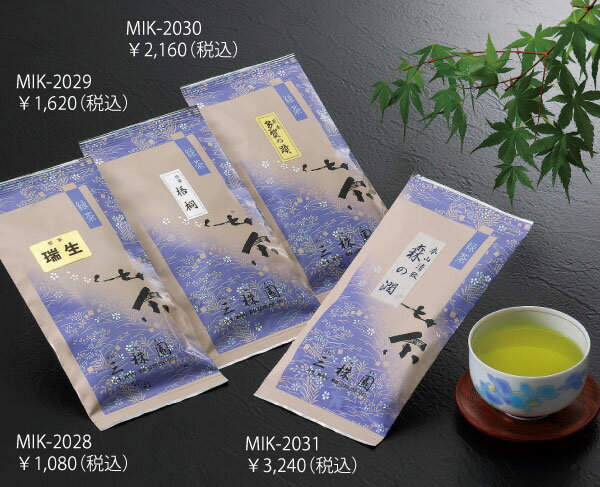 商品名 煎茶　森の潤　100g 商品コード MIK-2031 内容量 煎茶　森の潤　100g ケースサイズ 23.7×10.9×2cm 価格 3,240円 【香典返し　返礼品　粗供養　法事　法事引出物　法要法要引出物　仏事　志　満中陰志　弔事　忌明け　一周忌三回忌　回忌法要　供物　お供え　お返し　贈答　贈り物進物　ギフト　プレゼント　セット　詰合せ　お茶　緑茶日本茶　煎茶　せん茶　茶葉】昔から愛される馴染み深い味わい 煎茶は香り、渋み、甘み、苦味すべてにおいてバランスの取れたお茶です。 すっきりとした味わいで、さわやかな香りが特徴です。