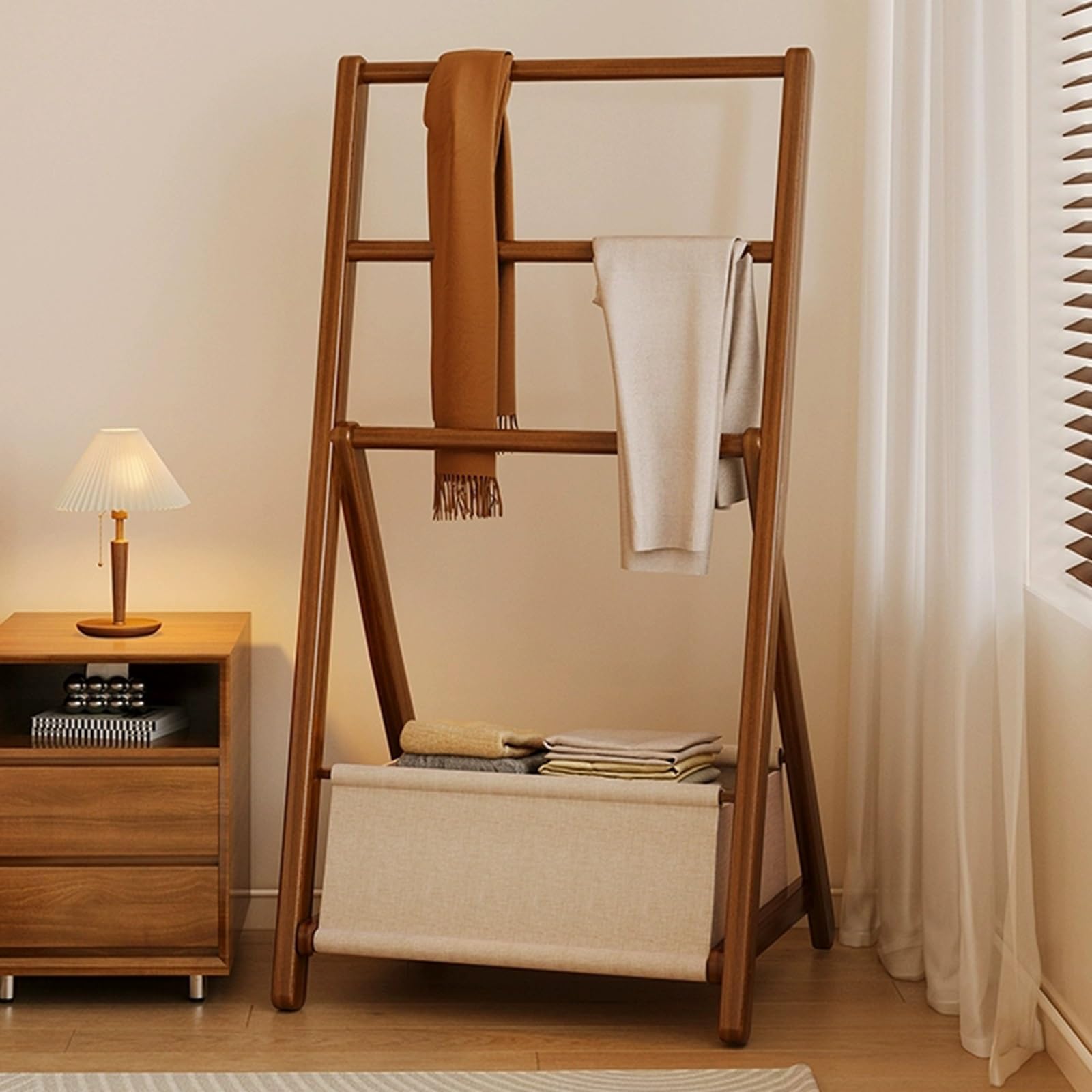 折りたたみ式ハンガー-ラック 竹製コートハンガー 衣類収納バスケット付き 三角形構造 ベッドサイドに最適なシンプルなカバン掛け ポー