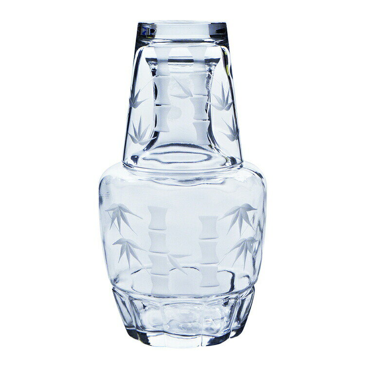 本体サイズ約φ10.2×19.3cm(1個あたり) 本体重量約233g 素材・材質ソーダライムガラス 原産国日本 商品説明会議や講演会で使用される水差しとグラスがセットになった冠水瓶ベッドの脇に置き、夜中にお水を飲む際にも使用してもオシャレ！伝統的な日本のデザインを施した手切子・・・すりガラスのような薄い絵がらなので、季節を問わずお使いいただけます。ハンドメイド(手づくり)ならではの絶妙なバランスと美しい曲線が魅力です。普段使いはもちろん、父の日や母の日、敬老の日などのプレゼントにもおすすめです。安心の品質、日本製です。※ハンドメイド品は、かたち、寸法、重さ、容量、色合いや色の混ざり具合に微妙な違いがある場合がございます。電子レンジ:不可食洗機対応:不可容量:約650ml 商品区分 　 当店では、ギフトラッピング（熨斗対応を含む）はお受けすることができませんので、あらかじめご了承ください