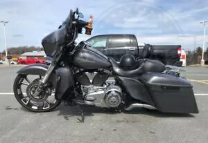 Advanblack チャコール パール ストレッチ サドルバッグ ボトム ピンストライプ 14 歳以上のハーレーに適合 Advanblack Charcoal Pearl Stretched Saddlebag Bottoms Pinstripe Fits 14+ Harley