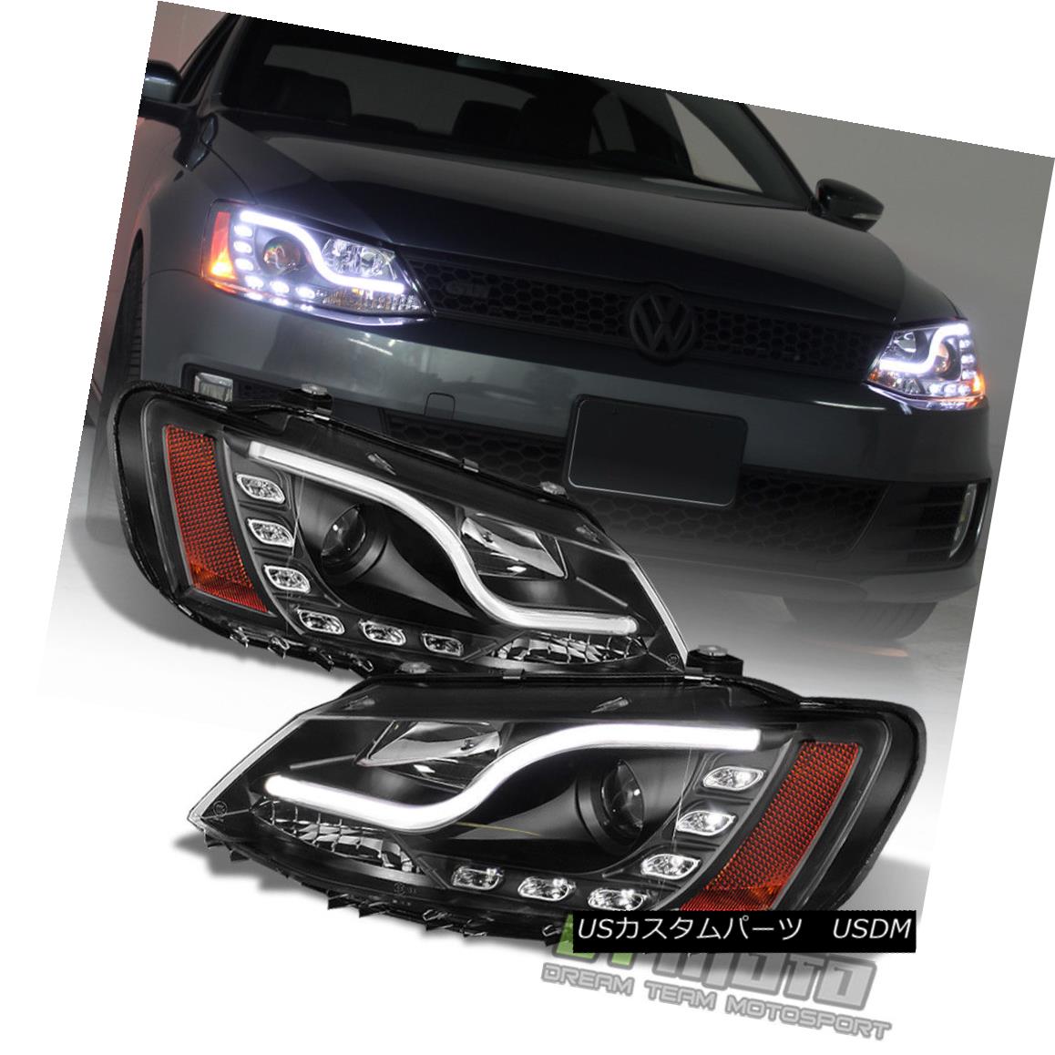 Black 2011-2017 VW Jetta MK6 LED DRL Tube Projector Headlights 11-17 Left+Rightカテゴリヘッドライト状態新品メーカーVolkswagen車種Jetta発送詳細送料一律 1000円（※北海道、沖縄、離島は省く）商品詳細輸入商品の為、英語表記となります。 Condition: New Brand: DTMOTO [Headlight] LED Type: Osram LED Manufacturer Part Number: VW2503146,VW2502146,2011,2012,2013,2014,2015,2016 [Headlight] Resistor: Error-Free Bolt-On Resistor Interchange Part Number: 5C7941006, 5C7941005_11 12 13 14 15 16 17 SAE DOT Compliant: Yes Placement on Vehicle: Left, Right, Front Lens: Heavy Duty Polycarbonate Warranty: Yes Dust and Moisture Protection: Yes Lens Color: Clear Return: Free Return Shipping on damaged or defective items Housing Color: Black Headlight Style: Euro Sku: 444-VJ11-LTDRL-BK Assembly Type: Composite Package Include: Driver Side & Passenger Side Bulb Type: Halogen Attention: [Not Compatible on Models w/ OEM HID Headlights] Fitment Type: Direct Replacement [Headlight] Bulb: Osram H7 Low Beam/ H1 High Beam Included UPC: 887769646034※以下の注意事項をご理解頂いた上で、ご入札下さい※■海外輸入品の為、NC,NRでお願い致します。■フィッテングや車検対応の有無については、画像と説明文よりお客様の方にてご判断をお願いしております。■USのカスタムパーツは国内の純正パーツを取り外した後、接続コネクタが必ずしも一致するとは限らず、加工が必要な場合がございます。■商品説明文中に英語にて”保障”に関する記載があっても適応はされませんので、ご理解ください。■初期不良（到着より7日以内）のみ保証対象とします。ただし、取り付け後は、保証対象外とします。■海外倉庫から到着した製品を、再度国内で検品を行い、日本郵便または佐川急便にて発送となります。■お届けまでには、2〜3週間程頂いております。ただし、天候次第で多少遅れが発生する場合もあります。■商品落札後のお客様のご都合によるキャンセルはお断りしておりますが、商品落札金額の30％の手数料をいただいた場合のみお受けいたします。■他にもUSパーツを多数出品させて頂いておりますので、ご覧頂けたらと思います。■USパーツの輸入代行も行っておりますので、ショップに掲載されていない商品でもお探しする事が可能です!!お気軽にお問い合わせ下さい。&nbsp;