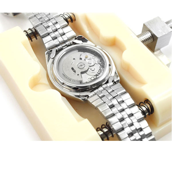 MKS-WATCHVICE【明工舎製作所】MKS 日本製 腕時計保持器 腕時計バイス 時計固定用台 時計作業台 MKS-WATCHVICE 19500 信頼と実績のある日本製工具。 時計の裏蓋を開けたり、時計の内部清掃をする際に、時計をしっかりと ホールドして固定する台です。 時計の修理をする際にはしっかりと固定をしないと、傷がついてしまったり、 部品を破損する恐れがあります。その為、本商品でしっかりと 固定をして作業する事が大事です。 付属のネジを使えば本商品を机に固定する事も可能です。 プロ作業台に固定して使用しています。 ※使用上の注意 ・強く締めすぎると商品に傷がつく恐れがあります。 柔らから布などを間に挟むと傷がつくのを防ぎ、しっかりと固定できます。 ・ネジで固定する場合には机に穴が開きますので自己責任でお願いします。 商品番号 MKS-WATCHVICEブランド名 明工舎製作所材質 -カラー 乳白色サイズ 約95&times;100&times;30mm（縦&times;横&times;厚み） 重量：約200g 仕様 保持できるケース幅：約最小20mm〜50mm付属品 固定ネジ&times;2本 保持調整ネジ ボックス発売日/取扱日 2016年9月取扱備考欄 工具の使用につきましては商品に傷をつけてしまう恐れがございますので、自己責任にて十分に気をつけて作業をお願いします。