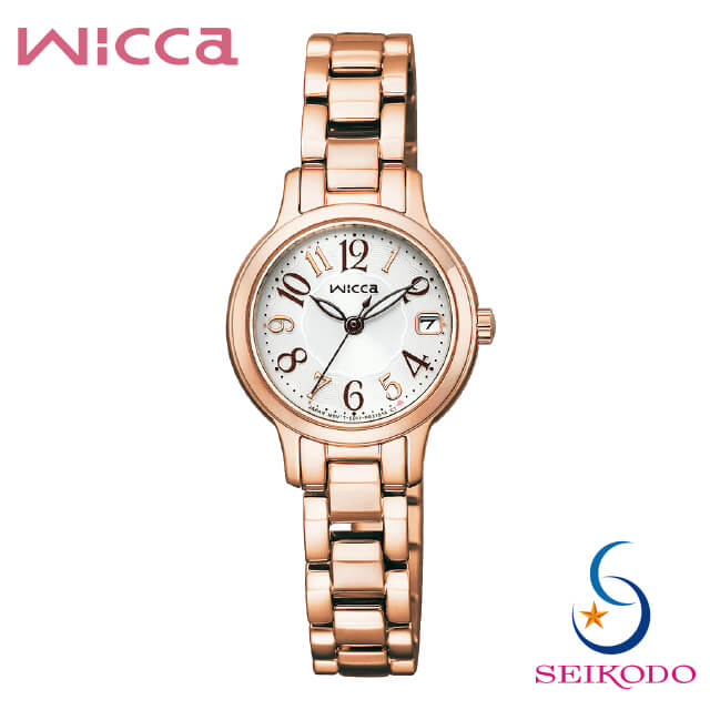 ブランド名CITIZEN Wicca シチズン ウィッカメーカー型番KH4-963-13仕様キャリバーNo.E011 精度：±15秒／月 ケースサイズ：24.0mm 厚み：7.3mm ケース素材：ステンレス ケース表面処理：めっき(ピンクゴールド色) ガラス：クリスタルガラス バンド：ステンレス(三ツ折れプッシュタイプ) バンド調整可能サイズ：130〜180mm 防水：5気圧防水 特徴：夜光(針)機能特長充電警告機能 過充電防止機能 クイックスタート機能 フル充電時約6ヶ月可動 日付表示 日付早修正機能 シンプルアジャスト フル充電時約6ヶ月可動保証期間1年間メーカー保証 ※保証書につきましては、販売日・品番を弊社で記入させて頂きます、予めご了承ください。 ※モニタやPC環境等により実物と多少色合いが異なって見える場合もございます。 ※実店舗で同時販売しておりますので、お買い上げいただいた商品が品切れになってしまう場合もございます。 その際はお客様には必ずご連絡をさせていただきますが、万が一入荷予定がない場合はキャンセルさせていただく場合がございます。 大変申し訳ございませんがあらかじめご了承ください。関連商品CITIZEN シチズン Wicca ウィッカ KH8-730-93 ...CITIZEN シチズン Wicca ウィッカ KP5-166-13 ...24,200円26,400円CITIZEN シチズン Wicca ウィッカ KP5-166-11 ...CITIZEN シチズン Wicca ウィッカ KH4-912-13 ...24,200円22,000円CITIZEN シチズン Wicca ウィッカ KH8-713-11 ...CITIZEN シチズン Wicca ウィッカ KH3-517-10 ...19,800円20,900円CITIZEN シチズン Wicca ウィッカ KH9-965-91 ...CITIZEN シチズン Wicca ウィッカ KP3-619-11 ...20,900円20,900円CITIZEN シチズン Wicca ウィッカ KH9-914-15 ...CITIZEN シチズン Wicca ウィッカ KH9-914-91 ...18,700円16,500円