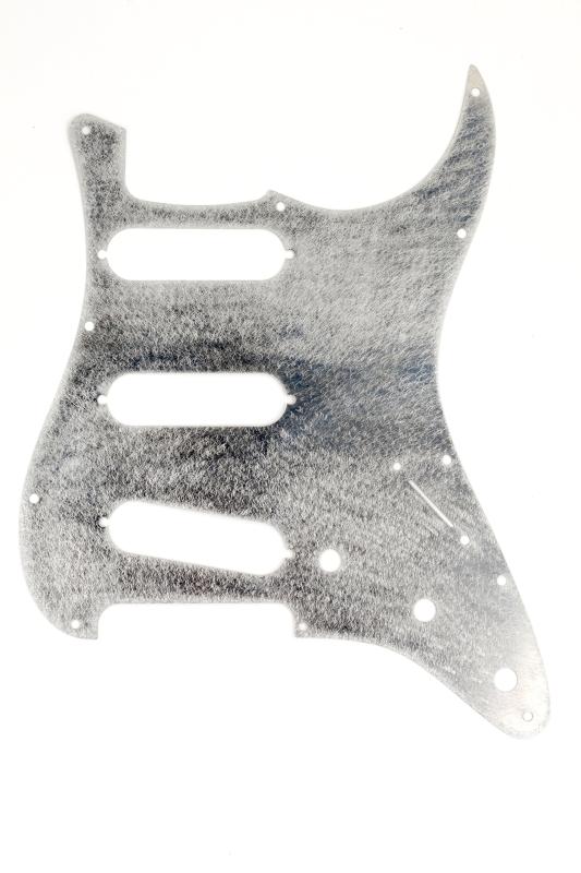 ピックガードシールド Amer Vintage '62 Stratocaster® Pickguard Shield, Aluminumヴィンテージ仕様のカット(厚み0.011インチ)配線不要Amer Vintage '62 Stratocaster に対応モダンスタイルのピックガードには不適合