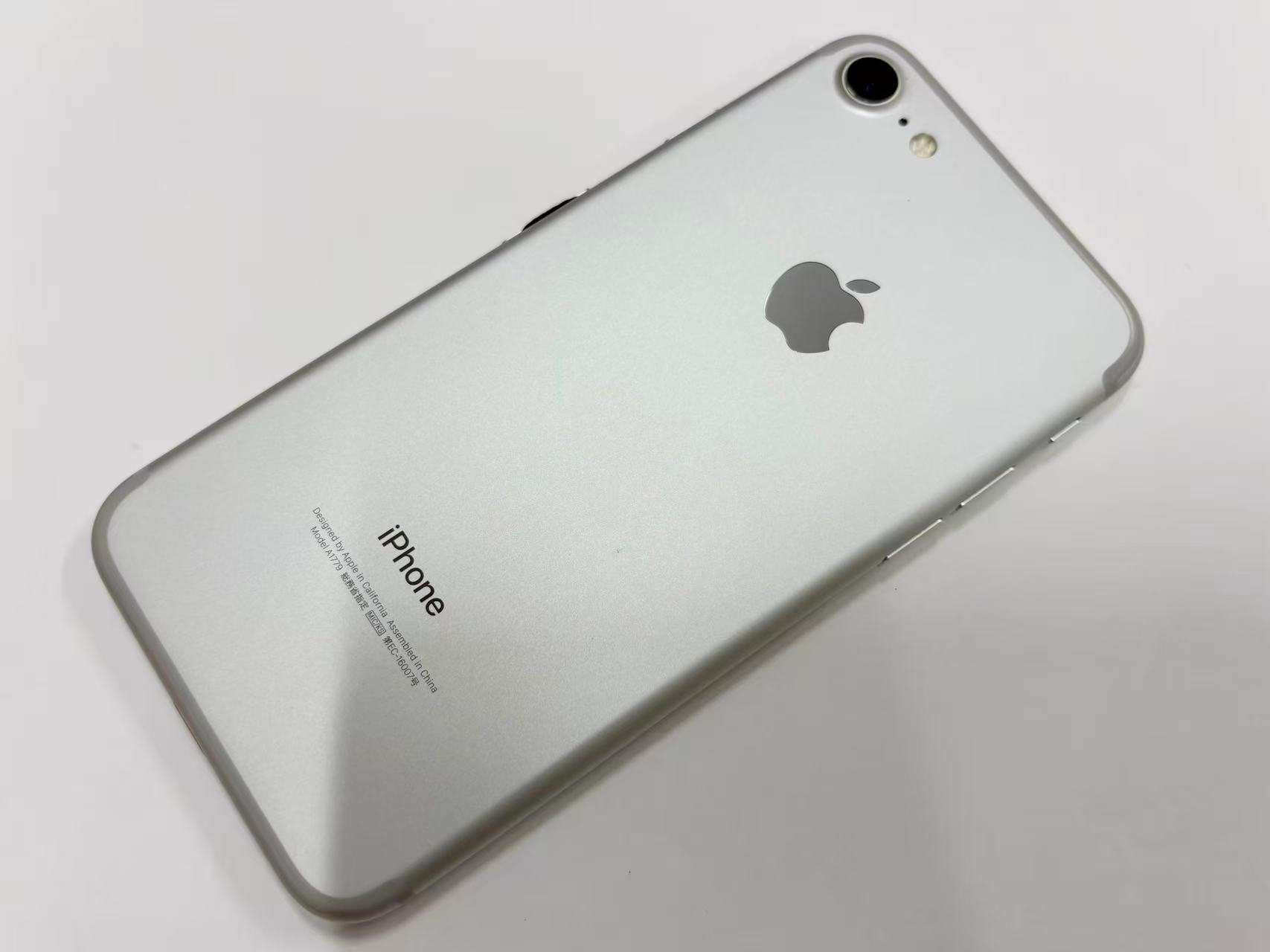 [중고 B랭크] 배터리 100% SIM 프리 iPhone7 32GB 실버