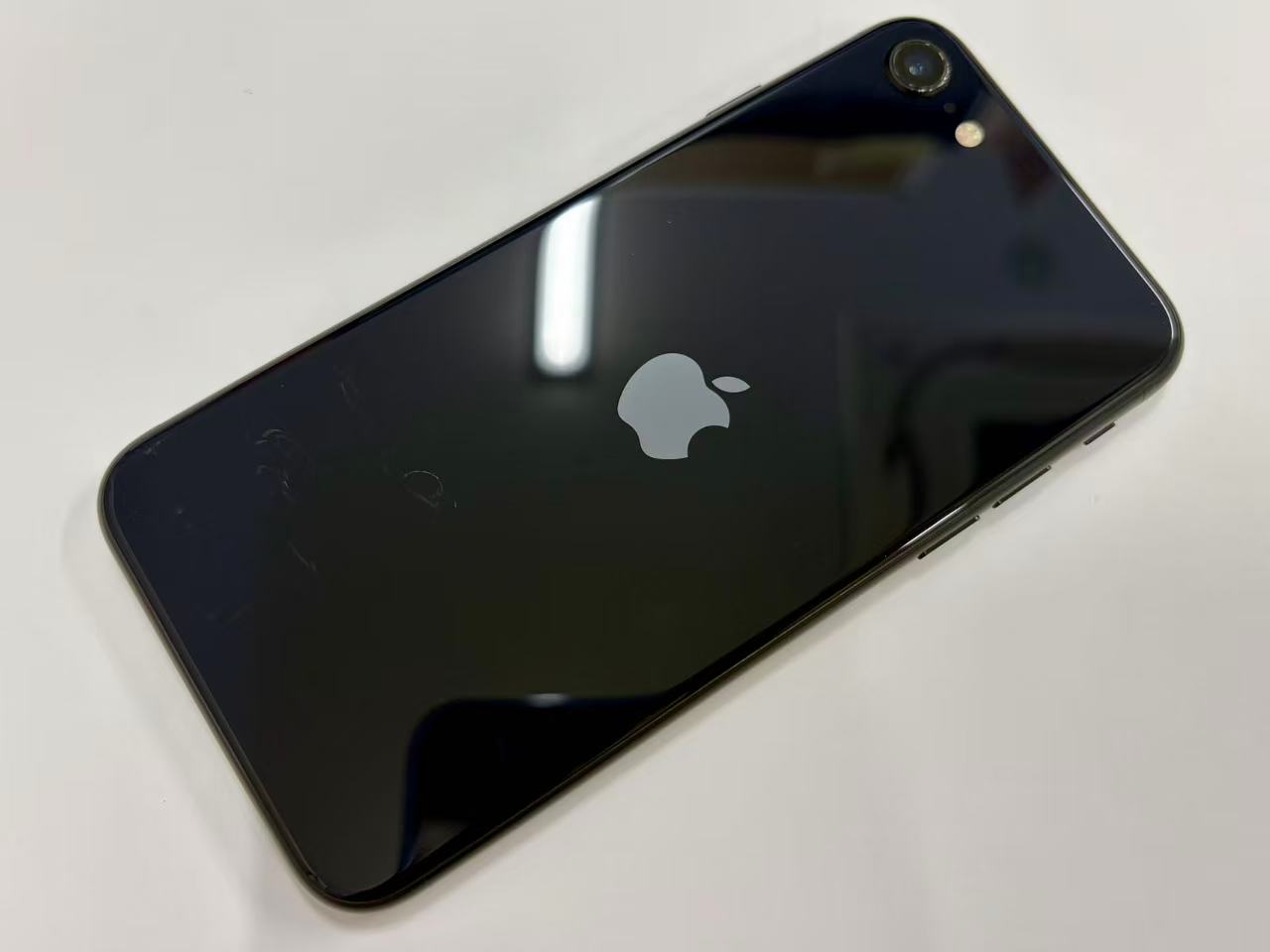 [중고 A] SIM 프리 iPhone SE (제 3 세대) 64GB [미드 나이트] 화이트 롬
