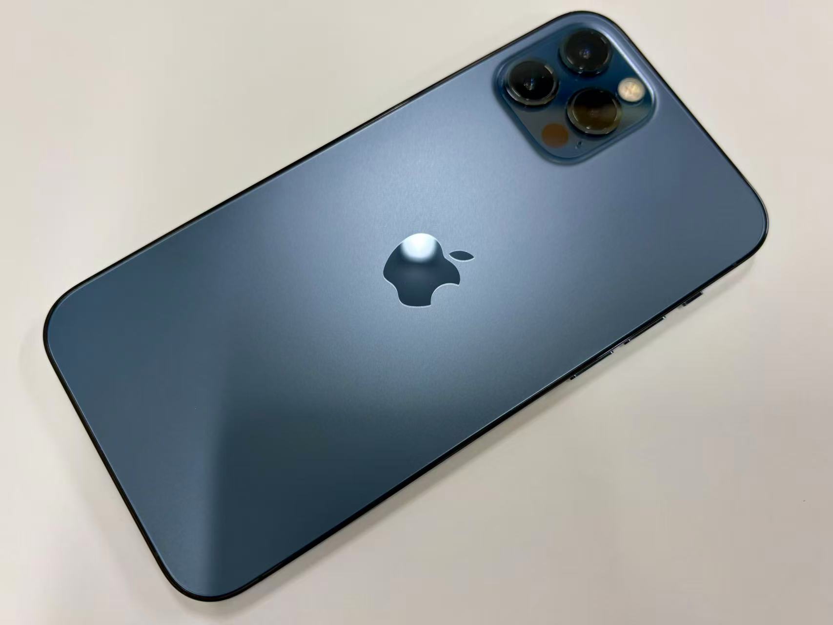 セイモバイル★【中古Aランク】国内SIMフリー iPhone 12Pro 128GB パシフィックブルー 【中古A:程度が良い・良好】iPhone 12Pro 128GB パシフィックブルー【13時までのご注文確定で当日発送】 ▼国内版 SIMフリー MGM83J/A　▼バッテリーの状態は　84%　です。（出品時点）▼本体表面側面裏面は比較的に状態が良いです。　液晶上部、側面に薄い傷がございます。　中古品の為、小傷・使用感等は予めご了承ください。▼iOSバージョン：26.5▼本体のみ。▼赤ロム保証(ご購入より2年間)▼クリーニング済み　▼注文が確定すれば、当日発送を心がけております。　　※初期不良や保証につきまして※商品お受け取りから1ヶ月以内でしたら返品対応可能でございます。交換対応、修理対応は行っておりません。ご購入から1ヶ月経過後はメーカー様またはお近くのスマホ修理店まで直接お問い合わせください。※併売商品の為、在庫切れの際はご了承ください。 10
