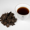 茶頭とは、熟茶を作るために山積みにした茶葉に水をかけ、麹菌の活動によって発酵を促進させる工程で上部の茶葉と茶葉がくっついて塊になった状態のものをいいます。プアール茶の茶頭は、発酵度が強く、ミネラル濃度が極めて高い茶葉で味もとても濃厚です。 【名称】福果（ふくか）（茶頭） 【内容量】100g 【賞味期限】2023年9月 【保存方法】常温保存（湿気・直射日光を避け、香り・匂いの移らない場所での保存）してください。 【原材料】プアール茶 【販売者】創成企画株式会社　東京都江東区新木場1-11-1 【味】濃厚な味でありながら味に渋みや苦みがなく、飲み進めるごとに感じるコクと後味の良さは格別です。 【香り】薬香の豊かさは里山をイメージする香りです。