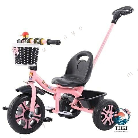 この商品について 3-in-1三輪車 10か月〜6歳のお子様に適しています。このベビーカーは、さまざまな段階の子供に合わせて、幼児用ベビーカー、親のステアリング三輪車、乗り方を学ぶ三輪車、クラシック三輪車として使用できます。 。 ペアレント・アシスト・プッシュ・ベビーカー ペダル三輪車 ペアレント・アシスト・プッシュ・ベビーカー・モード - 後部プッシュロッドが前輪にリンクされ、方向は保護者によって完全に制御され。ペダル三輪車モード - 前輪のペダルにより、幼児がペダルをこぐ練習をしたり、独立してトライクに乗ったりすることができます。 耐摩耗性フォームホイール この幼児用三輪車はEVAフォームホイールを備えており、遊歩道、セメント道路、アスファルト道路、またはぬかるんだ道路で簡単に子供用三輪車を押すことができます。