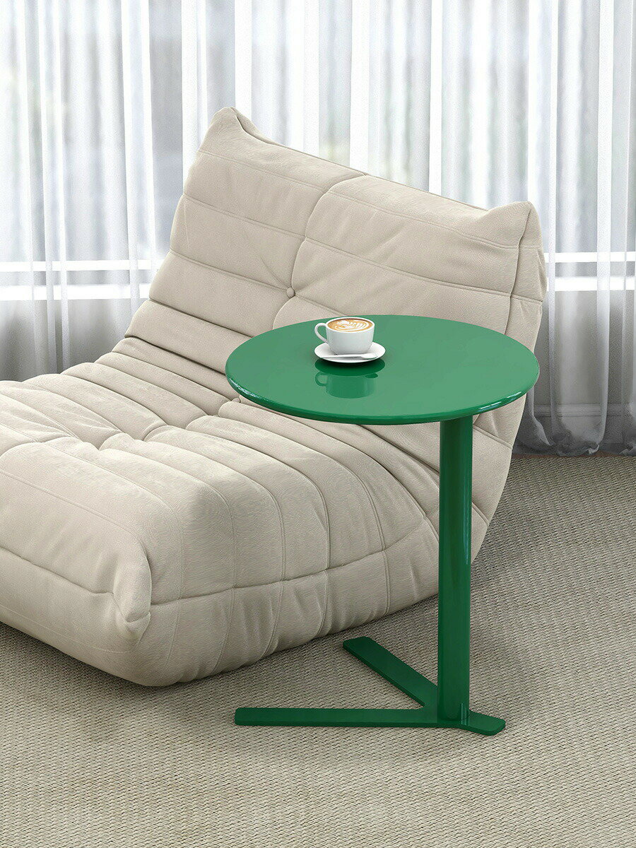 ソファーの端のいくつかのシンプルな家庭用小型タイプのお茶のいくつかの小さな円卓のリビングルームの..