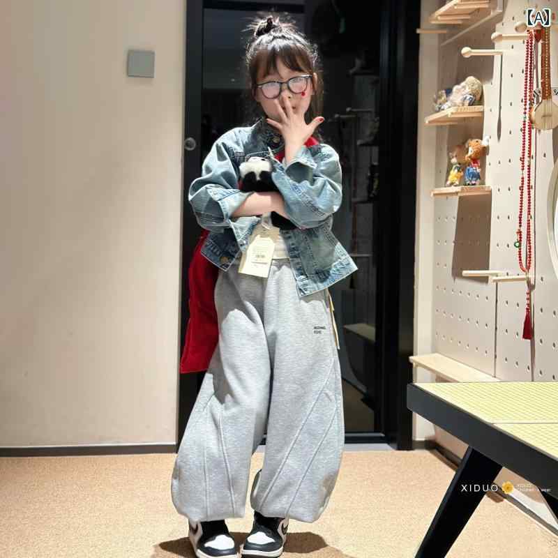 子供用 デニムシャツ 韓国の 子供 服、 子供用 デニムの スタイリッシュな ジャケット、 2025年 秋 スタイルの 男の子と 女の子の 甘くて クールな ダメージ 加工の スタンド カラー カジュアル ジャケット