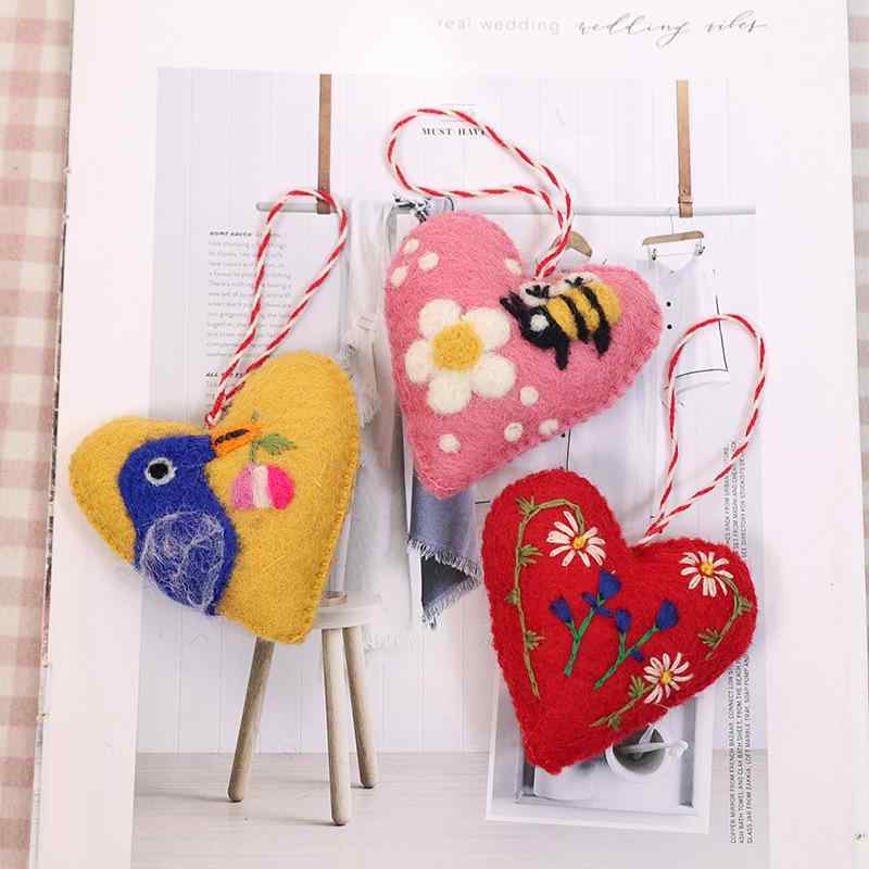 キーホルダー 羊毛フェルト かわいい 立体ハート バッグ吊り下げ キーリング インテリアデコレーション 撮影小道具 ふわふわ ハート型 飾り付け 日常使い