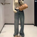 2024年早春の新作デザイン、刺繍入りのストレートレッグジーンズ。レターモチーフとワイドレッグが特徴の、デザイン重視の女性向けアイテム。
