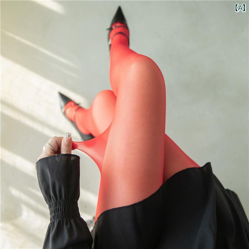 エロティックで純粋な連続性を持つ、超薄いピンク色のストッキング。春と秋にぴったりな、ストッキングの際どい要素が取り入れられた古典的なベルベット素材のストッキング。