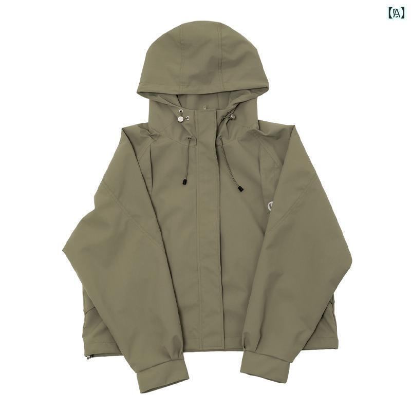 新春トレンドの女性向けクラシックなショート丈のレトロなボンバージャケットは、男性にもぴったり。この柔らかいシェル素材のアウトドアジャケットは、山登りに最適。
