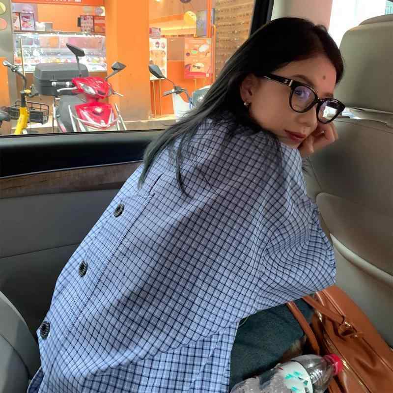 2025年の早春にぴったりな、韓国風でゆったりとした雰囲気の長袖チェックシャツ。レトロなデザインで着..