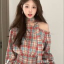 レディース チェック トップス 春の新作、韓国風の美しいつややかな衿元に肩をだしつつ、ウエストを引き締める格子柄のシャツ。女性用トップス。