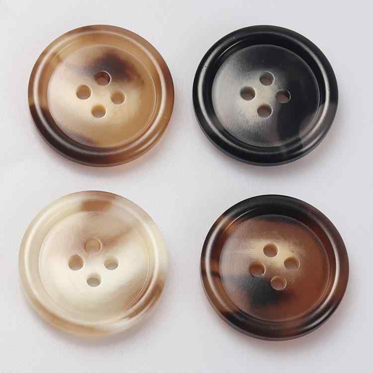 ボタン レディース 飾りボタン スーツ ジャケット用 樹脂製 四つ穴 丸型 コート用 付け替え用 洋服 リメイク 裁縫 ハンドメイド 手芸用品 おしゃれ かわいい シンプル 高級感 丈夫 補修部品 留め具 飾り付け 普段使い カジュアル ビジネス フォー