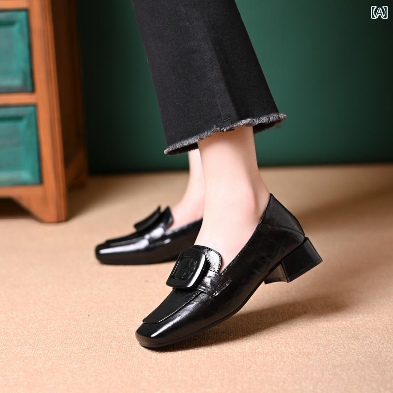 レディースシューズ カジュアル フランス 風の レトロ ローファーと イギリス 風の チャンキー ローヒール、 履き 口が 深く スクエアバックルが 付いた 女性用の 快適な スリッポン シューズ