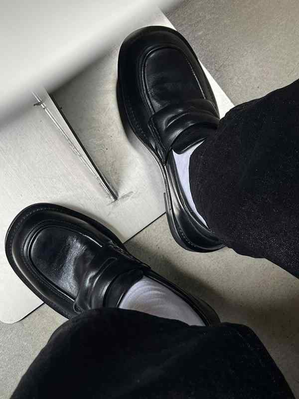 ローファー メンズ シューズ レトロな オールド マネー スタイルの メンズと レディースの ローファー、本 革の スリッポン シューズ、 カジュアルな 通勤用 ダービー レザーシューズ