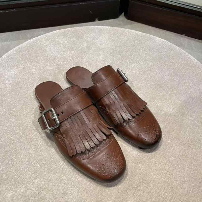 レディース ハーフ スリッパ 2025年 春 新作 レトロ 風 ダメージ 加工 ミュール タッセル ベルトバックル 彫刻入り フラットソール つま先 閉じ ハーフ スリッパ レディース