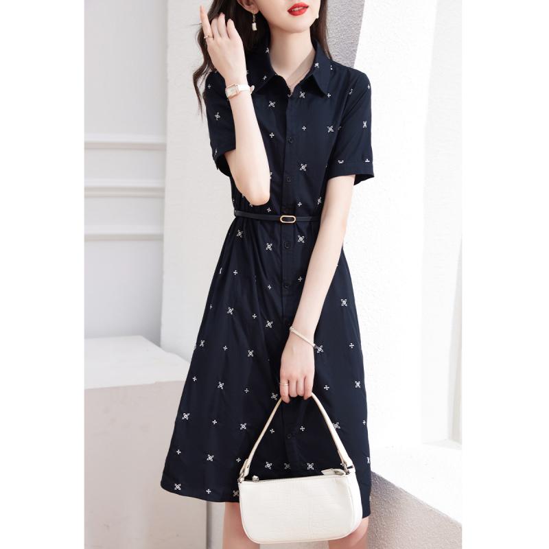 シャツワンピース レディース アウトレットの 高級 ドレス、 女性用 2025年 夏の 新作、 プリント 柄の 若返り 効果の ある ミドル 丈 スカート 付き レース アップ シャツ ドレス