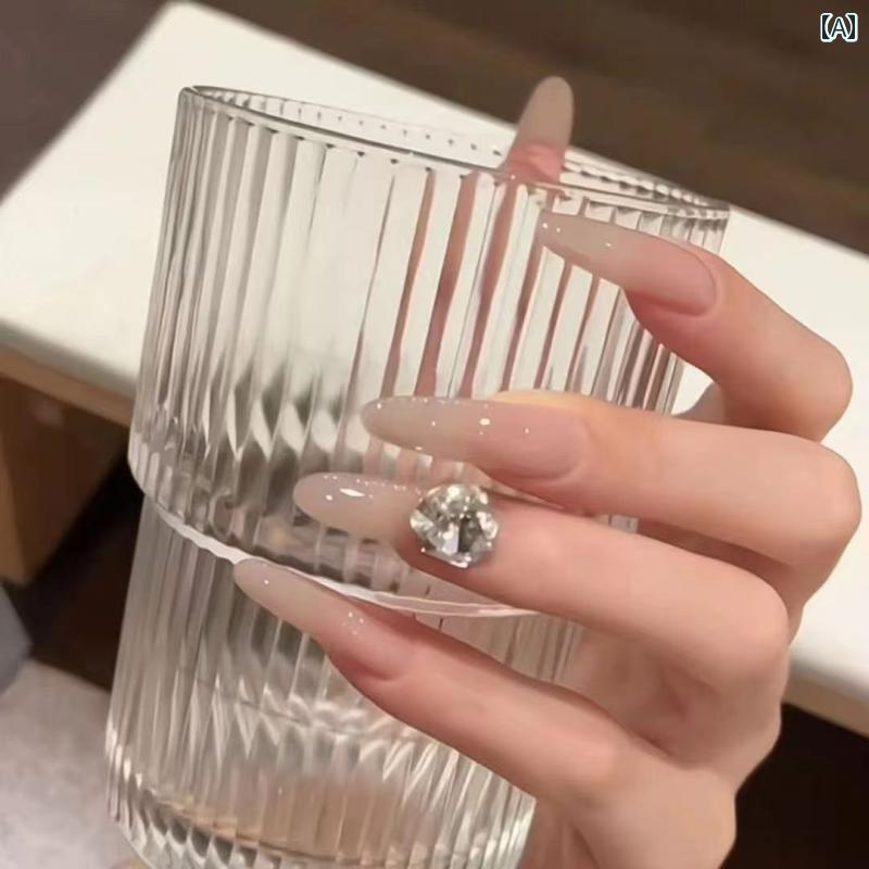 ネイルアート ヌードカラーと ダイヤモンドの 長い セミ マニュアル ネイルステッカーを 着用。 白くて かわいい シンプルな ニッチ ネイルステッカー。