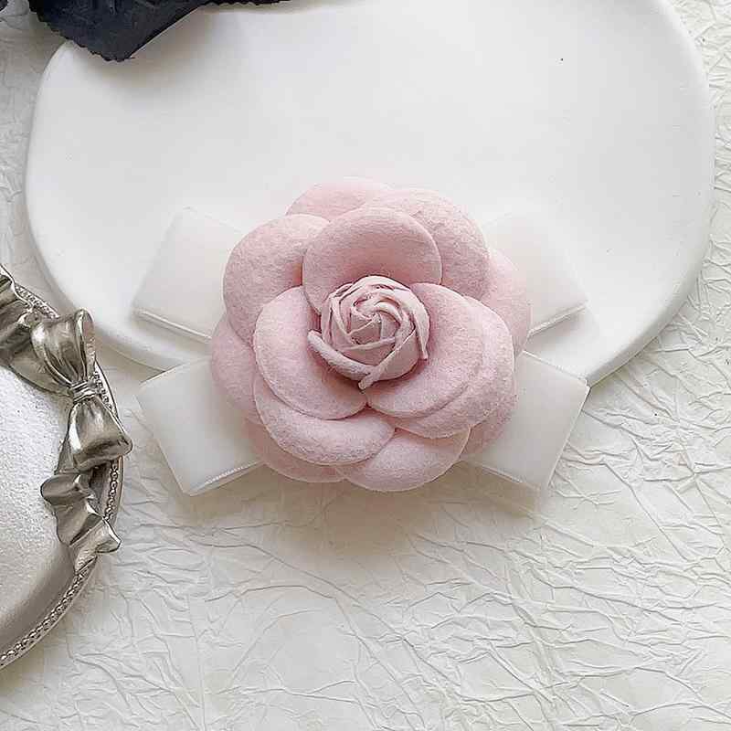 コサージュ アクセサリー ブローチ コサージュ アクセサリー ブローチ 古典的で 多 用途な パール 椿の コサージュ、 淑女の 気質、小さな 香り 風の ブロ...