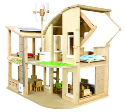 ●商品サイズ　45.5×55.5×56.7cm発売元：PLAN　TOYS※コチラの商品はお取り寄せになりますので、商品発送に3-8日ほどかかります。また、品切れの場合は、後日改めてご連絡いたしますのでご了承ください。プラントイ社は世界で初めてゴムの木をリサイクルして木製玩具を作ったタイの玩具メーカーです。弊社では、プラントイ商品全ラインを取り扱っています。見てください、この思わず触りたくなるかわいらしいデザイン!!でも、優れているのはデザインだけではありません。プラントイのおもちゃは、防腐材を一切使わず、無害な塗料を使用する安全性を第一に考えたおもちゃなのです。このドールハウスはエネルギー効率の良いデザインになっており、風力タービン、ソーラーパネル、発電用インバーター、雨水用貯水槽、植物の成長を利用した日よけ、太陽光と空気の循環を調節できるエコカーテンが組み込まれています。また、リサイクル用のゴミ箱もついています。5部屋分のグリーン家具セットがついています。