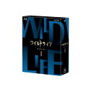 NHKの技術力・取材力の粋を集めた本格自然番組「ワイルドライフ」がブルーレイで、全5BOX（全15巻）発売！ シリーズ第1弾は、圧倒的な数の生きものたちが圧巻の光景を繰り広げる「海のスペクタクル編」。 2009年の放送開始以来、「ワイルドライフ」は粘り強い長期取材や新しい機材での映像表現、挑戦的なテーマで、“地球の素顔”をとらえてきた。大自然の絶景、躍動する命の世界を、豊かな映像で記録しつづけ、骨太の 自然番組として親しまれている。 BOX1では、1000万羽の海鳥と500頭ものクジラ、更にニシンの大群が怒とうのように押し寄せ、水平線まで見わたす限りの海面を埋め尽くす「アリューシャンマジック」、ある時期だけ10万匹ものカニが1か所に大集結する「オーストラリア　メルボルンの海」、イワトビペンギンやジェンツーペンギンなど5種類のペンギンたちが集う「大西洋　フォークランド諸島」を収録。世界初を含む、いまだかつて見たことのない貴重な映像をご覧ください。 【収録内容】 ■アリューシャンマジック　驚異！海の生きもの大集結 日本か5000キロ離れたアリューシャン列島。夏、1000万羽の海鳥と500頭ものクジラ、さらにニシンの大群が怒とうのように押し寄せ、水平線まで見わたす限りの海面を埋め尽くす。地元の人々は、この壮大な現象を、“アリューシャンマジック”と呼ぶ。 その秘密は、アリューシャン列島特有の地形と海洋条件に隠されていた。列島を南北に流れる栄養豊かな暖流と寒流が、無数に並ぶ島と島との間の海峡でぶつかり、海底の栄養を水面へと巻き上げる。その結果、植物プランクトンが大発生し、それを食べにオキアミが密集するという仕組みだ。このオキアミの大集団を目指して、鳥と魚とクジラが大集結する。 奇跡のスペクタクルを世界初のスクープ映像で描く。 ■オーストラリア メルボルンの海 10万匹のカニ 謎の大集結 1995年6月、オーストラリアの南東部、メルボルンの目の前に広がるポート・フィリップ湾の海底におびただしい数のカニが大集結しているのが発見された。そのカニの名は、グレートスパイダークラブ。甲羅の大きさ約20cm、脚の長さ40cmのクモガニの仲間だ。いったいなんのために大集結したのか？ 神出鬼没のカニの大集団を発見者ジュリアン・フィン博士と共に大捜索。謎の大集結の一部始終をカメラにおさめることに成功した。 6月、深海から数百匹の群れになり四方八方から大行進してきたカニは一か所に合流。最終的に100m四方の海底に集まったカニの数は、なんと10万匹以上。積み重なった高さは2メートルにも達した。 世界で初めて撮影されたグレートスパイダークラブの子どもたちの姿と驚きの護身術。厳しい海の中で次世代に子孫を残そうとする命がけのカニ大集結のドラマを描く。 ■大西洋 フォークランド諸島 ペンギン王国の夏　走れ！跳べ！ 海と陸に生きる不思議な鳥ペンギン。大空を羽ばたくかわりに、たぐいまれな個性を身に付けた。 50cmほどの小さな体で高さ50mもの断崖を連続ジャンプで登り降りするイワトビペンギン。時速30Kmを越す高速で泳ぎ、力強いストロークで草原を走り抜けるジェンツーペンギン。そんなペンギンたちが自由自在に躍動する場所が大西洋の南の果てにある。大小700の島々から成り立つイギリス領フォークランド諸島だ。寒流と暖流が混じり合う栄養豊かな海の恵みと、断崖や草原など多様な環境が、世界でもきわめて貴重なペンギンの生息地を育んだ。 イワトビペンギン、ジェンツーペンギンに加え、大きさ95cm、重さ16Kgの巨大なキングペンギン、奥行き2mの巣穴を地中に掘るマゼランペンギン、オレンジ色の長く美しい飾り羽根を持つマカロニペンギンなど5種類ものペンギンが思い思いの環境やスタイルで命を謳歌する。 ○2011～2012年 放送 【特　　典】 ■映像特典 ●スペクタクル映像集（BGV） ●番組予告 ■封入特典 ●解説リーフレット 長沼毅氏（広島大学准教授、地球の辺境を放浪する科学者）の特別寄稿、ディレクターのフィールドリポートなど 【商品詳細】 【ディスク枚数】 3枚組 【収録時間】 約165分 【映像】 カラー／1920×1080i Full HD 【音声】 1.日本語 ステレオ リニアPCM 【字幕】 1.日本語字幕 【販売元】 NHKエンタープライズNHKの技術力・取材力の粋を集めた本格自然番組のブルーレイBOX第1弾！