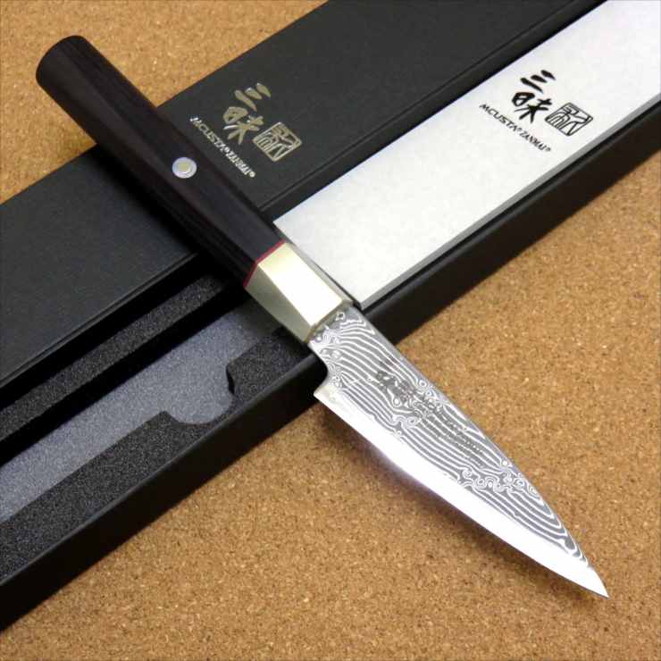 商品詳細 ダマスカス鋼で「波のしぶき」を表現 ハマグリ刃、蛤刃は（はまぐりば）と読み、刃の形状がハマグリの貝殻のような曲線になっていることから名づけられた両刃包丁の形です。 刃先に向かって丸みを帯びた形状が、独特の切れ味と高い耐久性を生み出します。 耐久性の高いパッカー材を使用 メーカー：MCUSTA ブランド：三昧 ハイブリッド 3 スプラッシュ アイテム名：ペティー (ハマグリ刃) 数量：1 製造元：岐阜県関市 サイズ 全長：約215mm 刃部：約90mm 刃幅（刃元部）：約25mm 刃厚（峰刃元部）：約1.7mm 重量：約75g 材質 刃部：ダマスカス33層鋼（芯金：VG-10） 表面処理：エッチング 口金：洋白 柄部：黒合板 ※商品のパッケージデザインおよびブレードの刻印内容は、予告なく変更される場合がございます。 ただし、商品本体の素材や品質に変更はございませんので、安心してご使用いただけます。