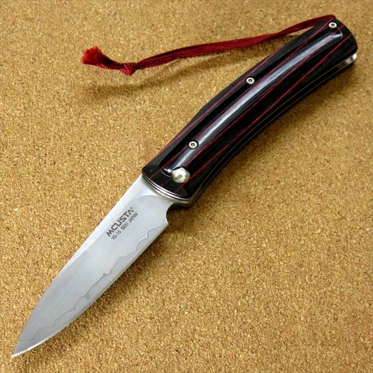 関の刃物 フリクションフォルダー 7.5cm (75mm) エムカスタ MCUSTA 3層鋼 VG-10 ランダムプレスウッド赤黒ハンドル 折りたたみナイフ 肥後守 西陣織ケース付き 国産日本製