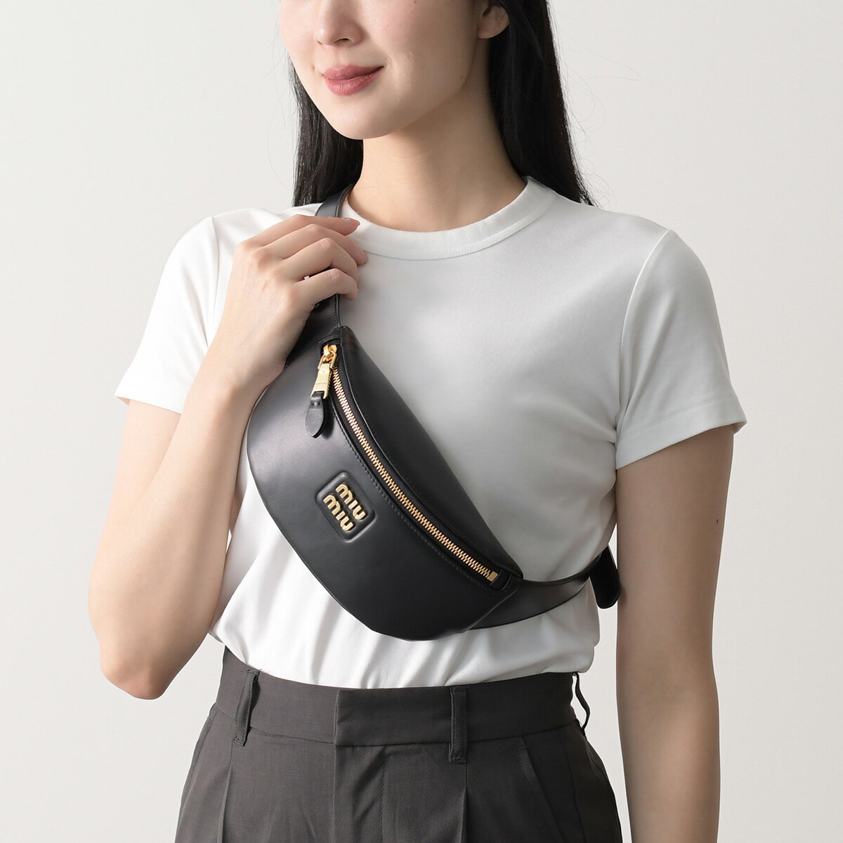 MIU MIU ミュウミュウ バッグ レザー ベルトバッグ 5BL015 2E6Y レディース F0002 BLACK ブラック ロゴ コンパクト レザーのサムネイル
