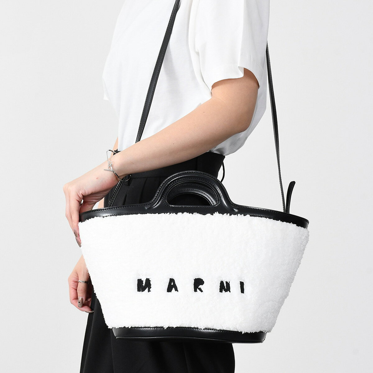 【全品P3倍&最大10,000円OFF】MARNI マルニ ショルダーバッグ ハンドバッグ バッグ 鞄 TROPICALIA マイクロBAG BMMP0097Q2P10442 レディース ホワイト ブラック ロゴ 2WAY ポリエステル spcp mzcpのサムネイル