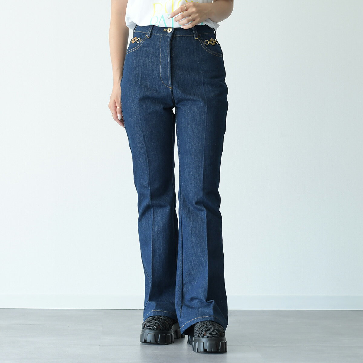 【50％OFF対象＆P10倍】PATOU パトゥ デニム ボトム フレアーパンツ TR030 0008 レディース フレアデニム ロデオブルー オーガニックコットン フレアカット ロゴ チャーム 春夏