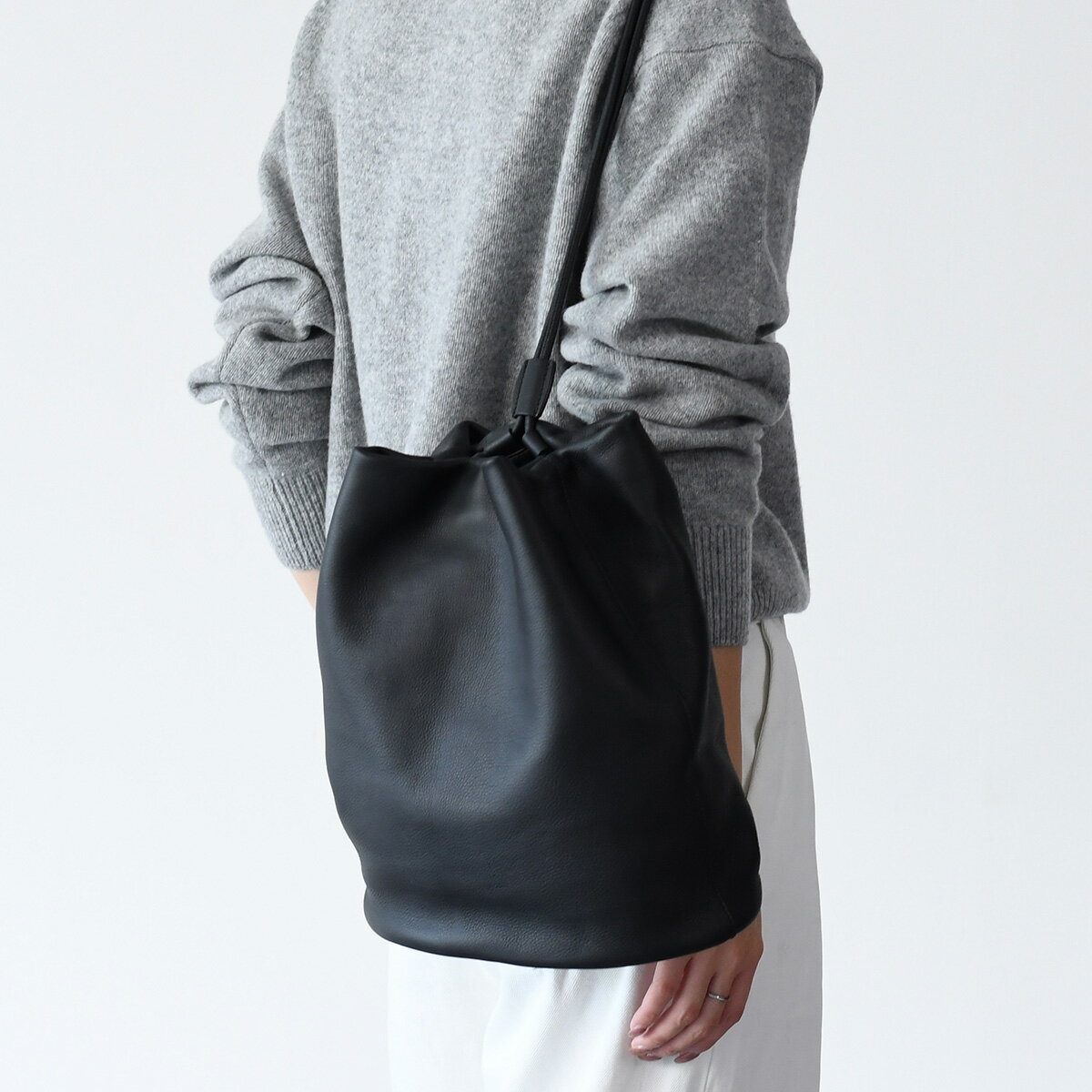 THE ROW ザ・ロウ バッグ リュック バッグパック Joe W1632 L31 レディース ブラック 黒 本革 レザー 無地 シンプル ショルダー 2WAYのサムネイル