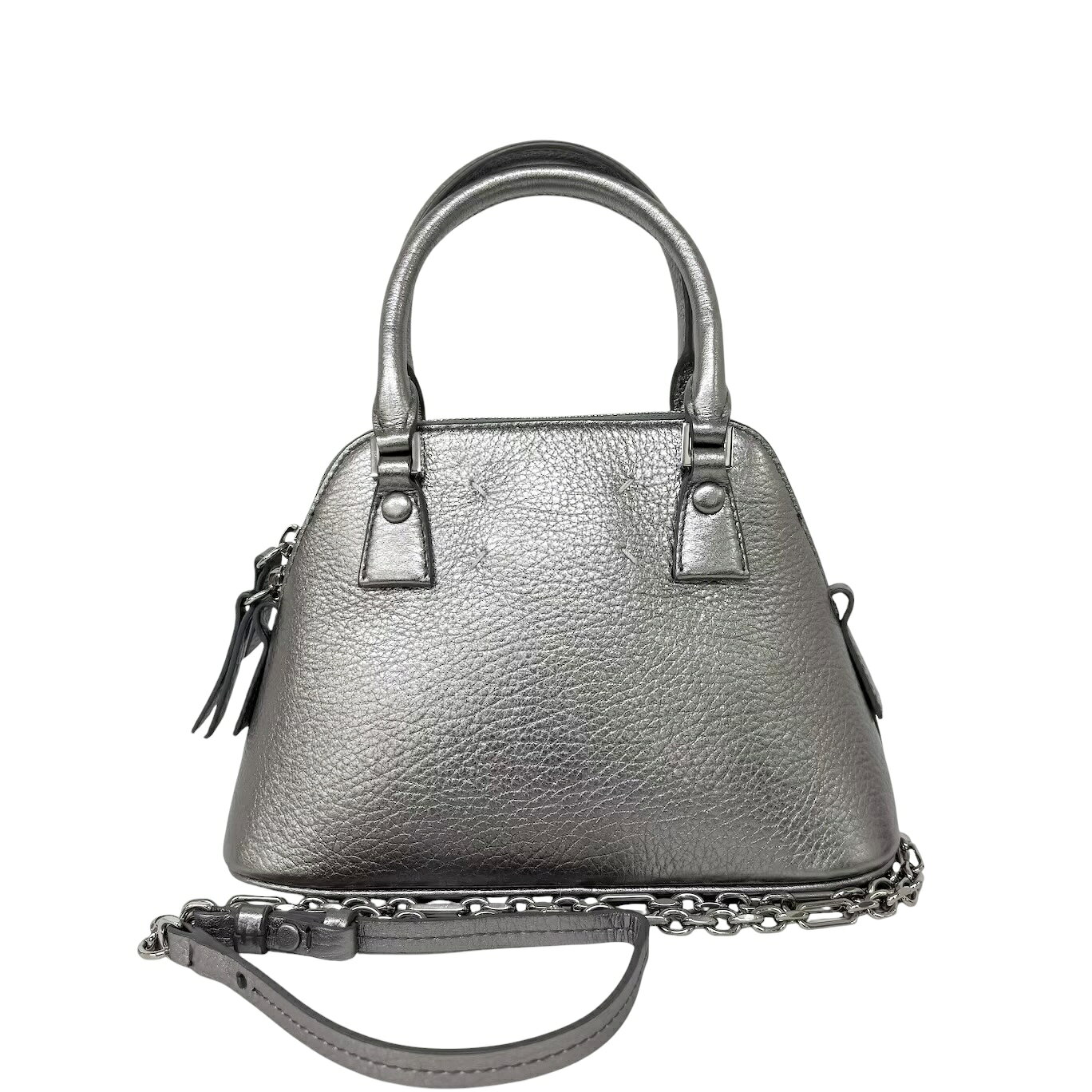 【商品詳細】 ブランド名：Maison Margiela / メゾンマルジェラ 商品名：5AC Classique Micro ハンドバッグ / ショルダーバッグ ライン：5AC Classique Micro 型番： シリアル： 対象：レディース カラー：メタリックグレー 素材：レザー 金具：シルバー金具 生産国：イタリア 付属品：掲載写真に写っているものがすべてとなります。 【サイズ】 縦：約15cm 横：約22cm マチ：約10cm 【商品状態】 ランク：AB 外側：目立った傷や汚れはございません 内側：目立った傷や汚れはございません ハンドル：付け根のコバ剥がれ ショルダー：若干の使用感 金具：目立った傷や汚れはございません 角：スレ その他：2WAY仕様 ※中古品のため細かな傷や使用感がある場合がございます。 ※詳細は掲載写真をご確認ください。 【ランク説明】 N：新品・未使用 S：新品同様 SA：新品同様に近い非常に綺麗な中古品 A：使用感の少ない綺麗な中古品 AB：やや使用感がある中古品 B：一般的な中古品 BC：使用感が強い中古品 C：ダメージがある中古品 【発送】 ご入金確認後、3営業日以内に発送いたします。 掲載写真に写っているものがすべてとなります。 【注意事項】 中古品のため細かな傷や汚れがある場合がございます。 掲載写真をご確認の上ご購入ください。
