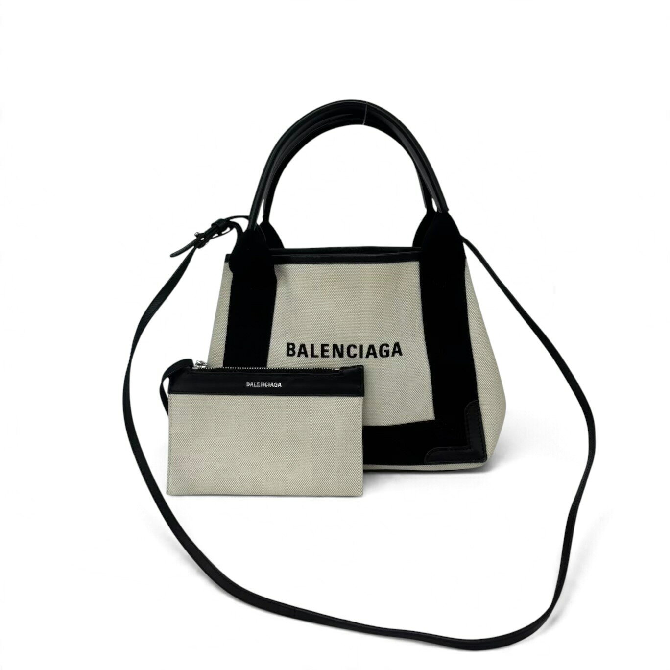 【商品詳細】 ブランド名：BALENCIAGA（バレンシアガ） 商品名：ネイビーカバS トートバッグ ハンドバッグ ライン：ネイビーカバ 型番：339933 対象：レディース カラー：ベージュ ブラック 素材：キャンバス レザー 金具：シルバー金具 生産国：イタリア 付属品：掲載写真に写っているものがすべてです その他：ロゴプリント ポーチ付き 【サイズ】 縦：約20cm 横：約25cm マチ：約6cm 【商品状態】 ランク：B 外側：目立った傷や汚れはございません 内側：目立った傷や汚れはございません 金具：目立った傷や汚れはございません 角：スレ ハンドル：目立った傷や汚れはございません その他：- ※中古品のため、状態の感じ方には個人差がございます。 ※商品の状態は掲載写真をご確認のうえ、ご購入ください。 【ランク説明】 N：新品・未使用 S：新品同様 SA：新品同様に近い非常に綺麗な中古品 A：使用感の少ない綺麗な中古品 AB：やや使用感がある中古品 B：一般的な使用感がある中古品 BC：使用感が強い中古品 C：ジャンク品・難あり品 【発送】 ご入金確認後、3営業日以内に発送いたします。 【注意事項】 ・中古品のため、細かな傷や汚れがある場合がございます。 ・モニター環境により実際の商品と色味が異なる場合がございます。 ・サイズは手作業での採寸のため、多少の誤差が生じる場合がございます。 ・ご購入前に商品画像と説明文を十分にご確認ください。