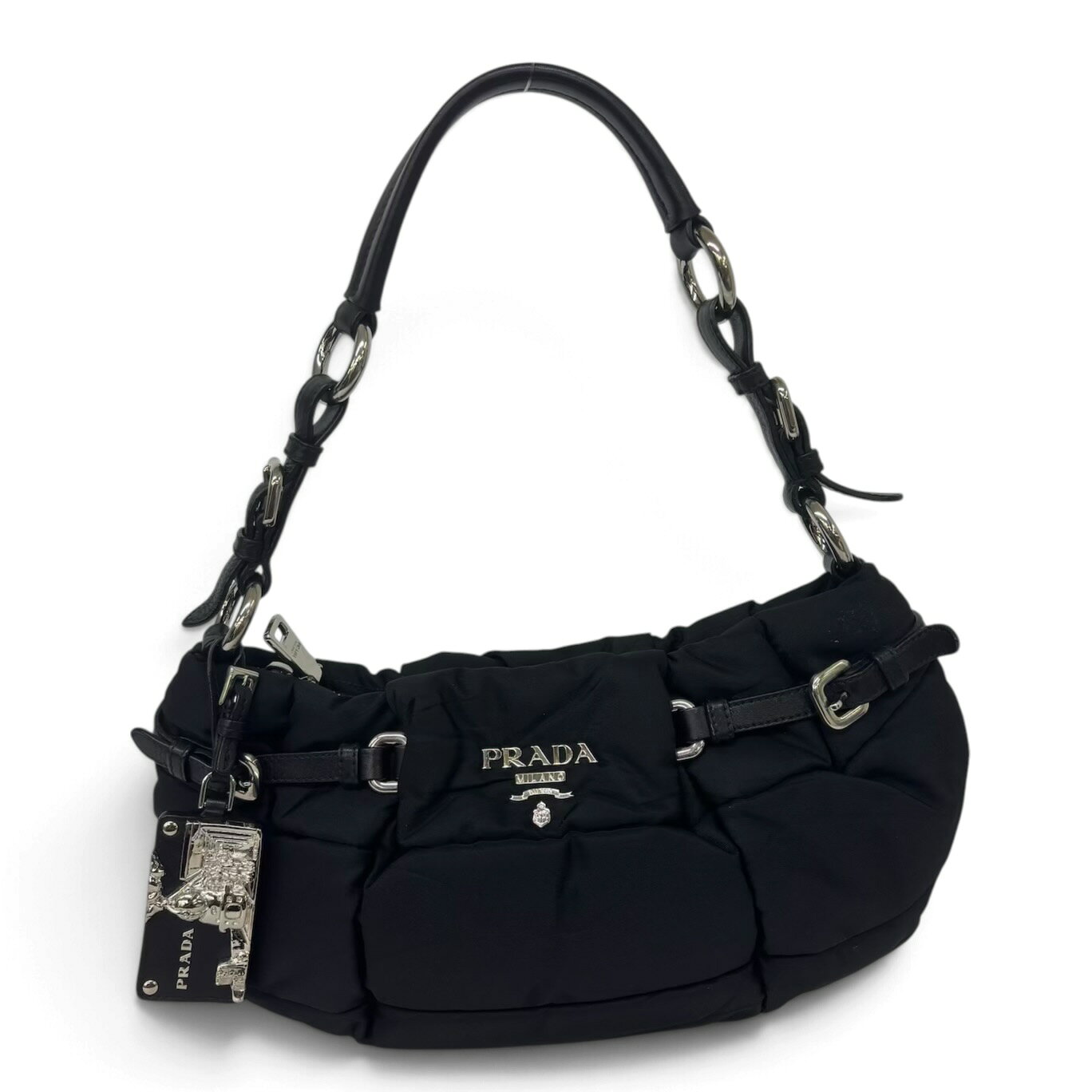 【商品詳細】 ブランド名：PRADA（プラダ） 商品名：ショルダーバッグ ワンショルダーバッグ ライン：ギャザー キルティング 型番：BN1704 対象：レディース カラー：ブラック 素材：ナイロン レザー 金具：シルバー金具 生産国：イタリア 付属品：掲載写真に写っているものがすべてです その他：ロゴプレート ベルトデザイン ネームタグ 【サイズ】 縦：約18cm 横：約31cm マチ：約10cm 【商品状態】 ランク：AB 外側：若干の汚れ 内側：目立った傷や汚れはございません 金具：目立った傷や汚れはございません 角：目立った傷や汚れはございません ショルダー：目立った傷や汚れはございません その他：- ※中古品のため、状態の感じ方には個人差がございます。 ※商品の状態は掲載写真をご確認のうえ、ご購入ください。 【ランク説明】 N：新品・未使用 S：新品同様 SA：新品同様に近い非常に綺麗な中古品 A：使用感の少ない綺麗な中古品 AB：やや使用感がある中古品 B：一般的な使用感がある中古品 BC：使用感が強い中古品 C：ジャンク品・難あり品 【発送】 ご入金確認後、3営業日以内に発送いたします。 【注意事項】 ・中古品のため、細かな傷や汚れがある場合がございます。 ・モニター環境により実際の商品と色味が異なる場合がございます。 ・サイズは手作業での採寸のため、多少の誤差が生じる場合がございます。 ・ご購入前に商品画像と説明文を十分にご確認ください。