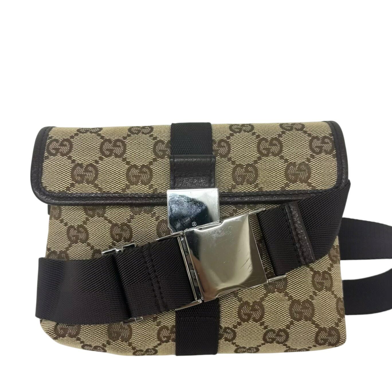 【商品詳細】 ブランド名：GUCCI（グッチ） 商品名：ボディバッグ ウエストバッグ ライン：GGキャンバス 型番：131236 対象：メンズ レディース カラー：ベージュ ブラウン 素材：GGキャンバス レザー 金具：シルバー金具 生産国：イタリア 付属品：掲載写真に写っているものがすべてです その他：GG柄 フラップ ロゴバックル ベルトバッグ ユニセックス 【サイズ】 縦：約15cm 横：約17cm マチ：約6cm 【商品状態】 ランク：AB 外側：目立った傷や汚れはございません 内側：目立った傷や汚れはございません 金具：目立った傷や汚れはございません 角：目立った傷や汚れはございません ショルダー：目立った傷や汚れはございません その他：- ※中古品のため、状態の感じ方には個人差がございます。 ※商品の状態は掲載写真をご確認のうえ、ご購入ください。 【ランク説明】 N：新品・未使用 S：新品同様 SA：新品同様に近い非常に綺麗な中古品 A：使用感の少ない綺麗な中古品 AB：やや使用感がある中古品 B：一般的な中古品 BC：使用感が強い中古品 C：ダメージがある中古品 【発送】 ご入金確認後、3営業日以内に発送いたします。 【注意事項】 ・中古品のため、細かな傷や汚れがある場合がございます。 ・モニター環境により実際の商品と色味が異なる場合がございます。 ・サイズは手作業での採寸のため、多少の誤差が生じる場合がございます。 ・ご購入前に商品画像と説明文を十分にご確認ください。