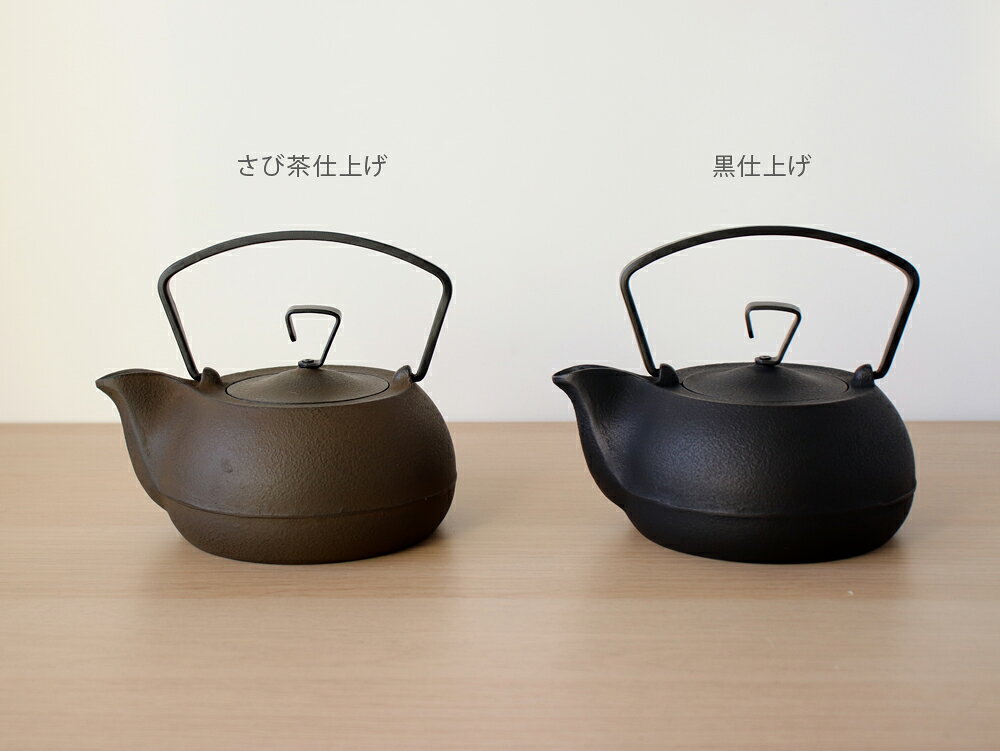 雑貨のお店セレクト・ペンギンの南部鉄器 壱鋳堂（ ITCHU-DO ）鉄瓶 キャストアイアンケトル 0.7L IH200V対応 ( 黒仕上げ / さび茶仕上げ ) 【 鉄分補給 IH200V対応 結婚祝い 新築祝い 】｜アングル2