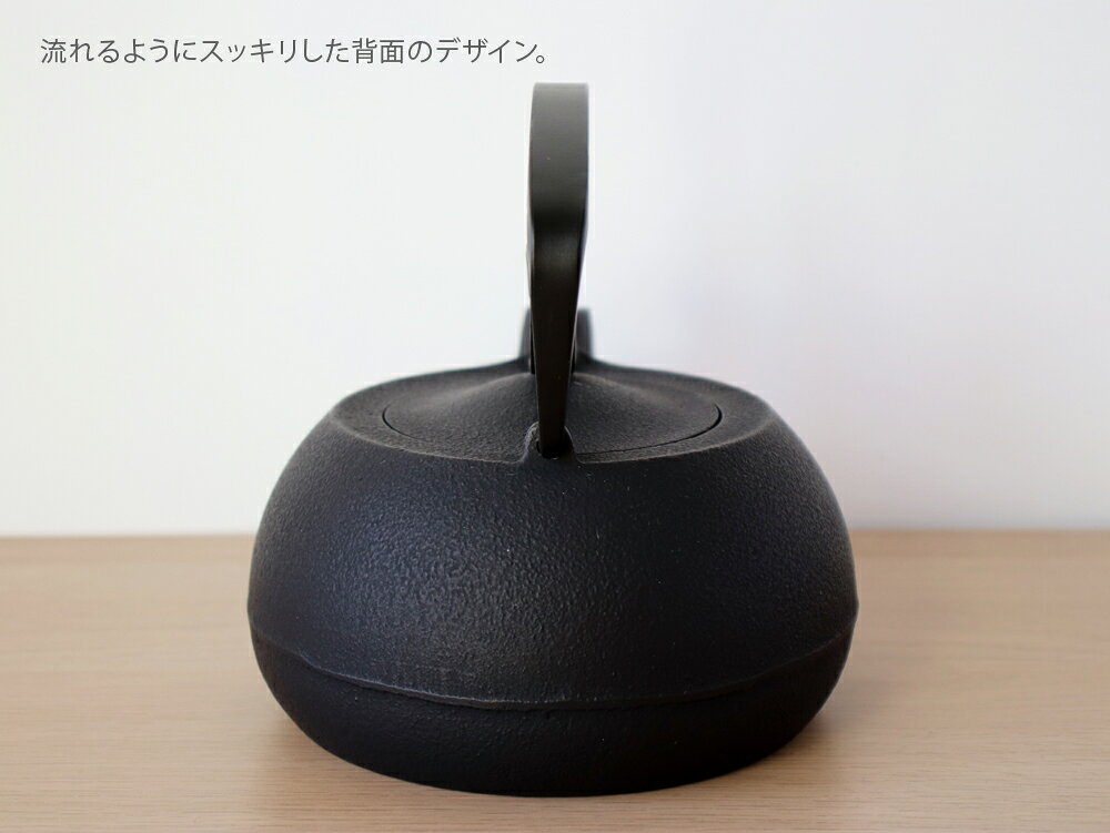 雑貨のお店セレクト・ペンギンの南部鉄器 壱鋳堂（ ITCHU-DO ）鉄瓶 キャストアイアンケトル 0.7L IH200V対応 ( 黒仕上げ / さび茶仕上げ ) 【 鉄分補給 IH200V対応 結婚祝い 新築祝い 】｜アングル3