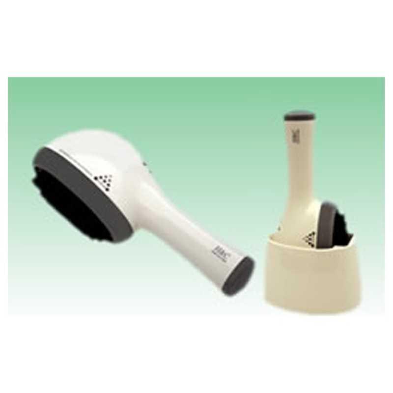 花粉 PM2.5 吸引ブラシ ハンディータイプ 持ち歩きOK 強力吸引 HC-SB-300 新品・未使用商品！ ハンデイーで電池駆動だから屋外、外出先、ゴルフ場など、どこでも使用できます。●HEPAフィルターを採用PM2．5吸引ブラシフィルター・半導体工場や空気清浄機などに採用される高性能フィルターが採用されています。・花粉やPM2．5を99．9％以上捕集します。・フィルター2枚を標準付属しています。（交換フィルター；5枚／箱、別売品）●花粉アレルギー抗体で安心・安全・ダチョウの卵から精製されたスギ花粉・ヒノキ花粉のアレルギー抗体3）がHEPAフィルターに添着されています。・その結果、捕集された花粉アレルゲンは不活化されます。●吸引力が50％UP・モーター馬力を増強し、シロッコファン回転数を強化して吸引力を約50％UP4）しました。（吸引速度；1．5m／sec）●PM2．5を効果的に除去PM2．5の一種と考えられるジーゼル排ガスのススやカーボンブラック5）（0．1～0．3μm）を繊維に添着してブラッシング除去しました。 5